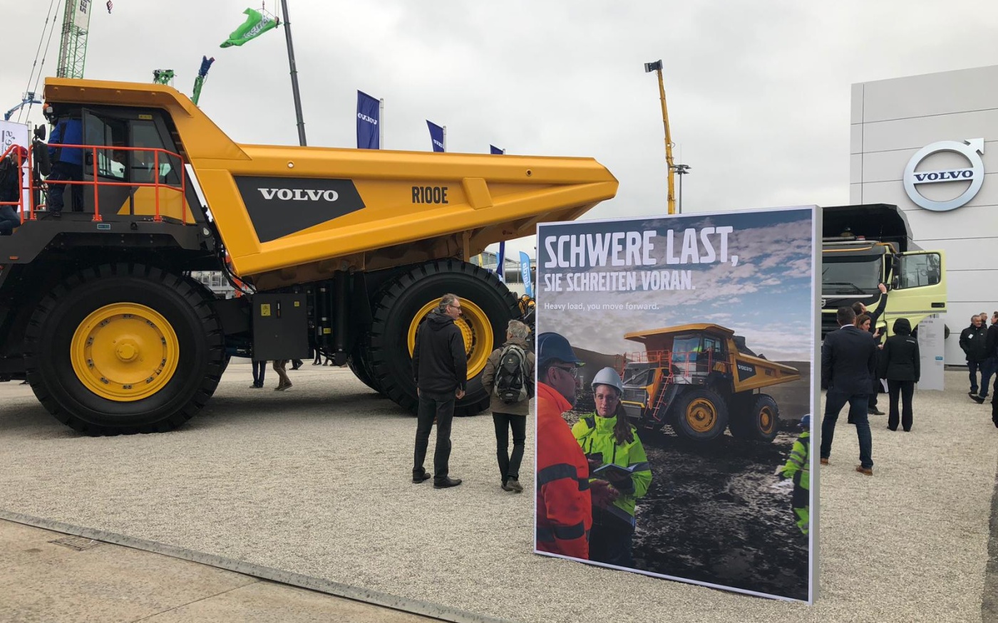 Slideshow Bild - Volvo Construction Equipment stellt unter anderem den R100E aus - der Muldenkipper hat eine gigantische Ladekapazität von 95,000 kg!